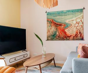Kolorowe mieszkanie w stylu kalifornijskiego modernizmu