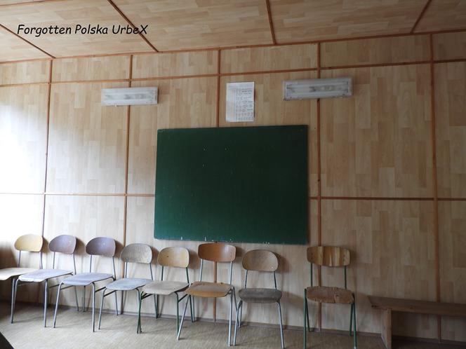 Lalka "śpiąca" w łóżku i urządzenia rehabilitacyjne. Co znajduje się w opuszczonym sanatorium przy polskiej granicy? [ZDJĘCIA]