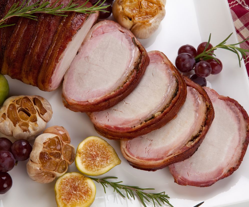 Pieczona polędwica w bekonie - wystarczy 1 trik, żeby zawsze była soczysta i przepyszna