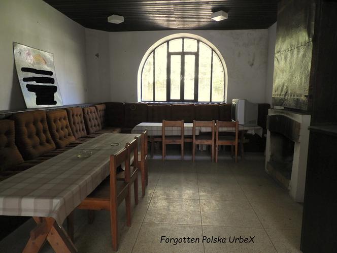 Lalka "śpiąca" w łóżku i urządzenia rehabilitacyjne. Co znajduje się w opuszczonym sanatorium przy polskiej granicy! [ZDJĘCIA]