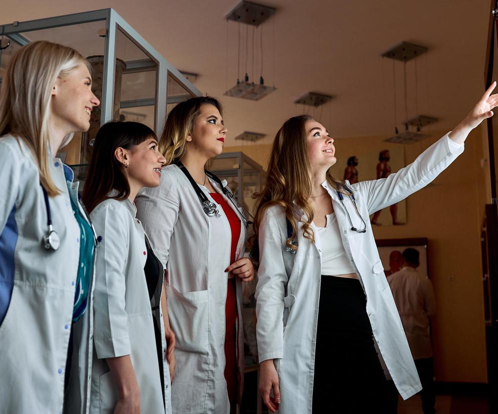 Kandydat na lekarza musi mieć zaświadczenie od proboszcza. Medycy grzmią: Tragedia