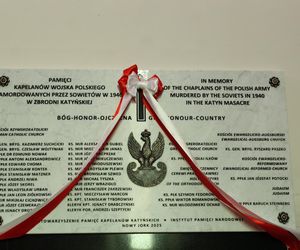 Kapelani Katyńscy upamiętnieni w Nowym Jorku. Specjalna tablica odsłonięta w polskiej parafii