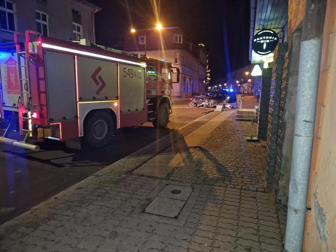 BMW wbiło się w budynek w Barwicach