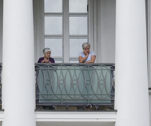 Rodzina Nawrockich przejęła Belweder: Kasia w kasku na hulajnodze, teściowe na balkonie