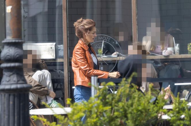 Małgorzata Socha stroi miny przy bajglu