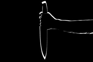 Marokańczyk zadawał ciosy nożem kobiecie, która chciała ukraść mu telefon? Ich zeznania się różnią...