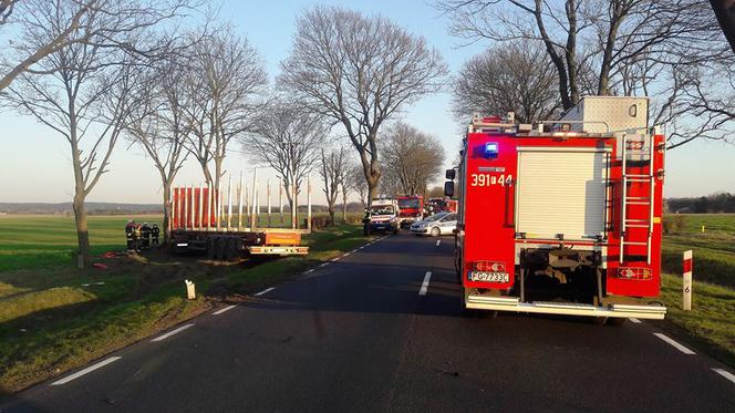 Tir roztrzaskał się na drzewie! Niebezpieczny wypadek pod Cybinką!