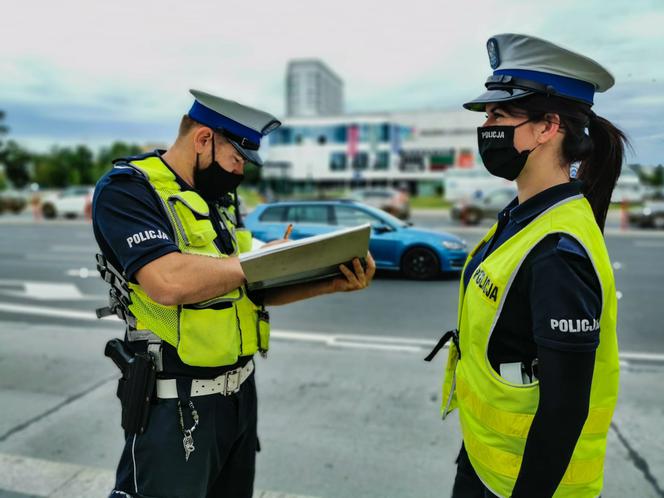 Białystok. Policjanci sprawdzają, czy pasażerowie BKM noszą maseczki. Za jej brak jest 500 zł mandatu [ZDJĘCIA]