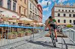 Na rowerach między kamienicami Starego Miasta. Eliminator MTB w Lublinie