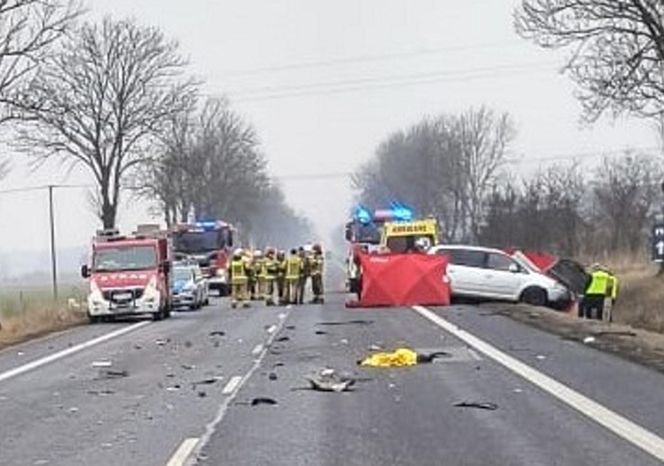  Stare Chabowo. Śmiertelny wypadek na DK10. Rodzice 4-latka zginęli w zderzeniu z wojskową ciężarówką [ZDJĘCIA]