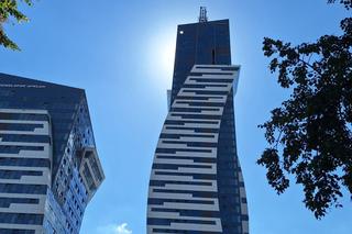 Montaż iglicy na Olszynki Park z użyciem helikoptera