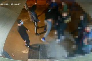 Brutalny atak w Bydgoszczy. Ofiara trafiła na stół operacyjny. Policja zatrzymała jednego ze sprawców 