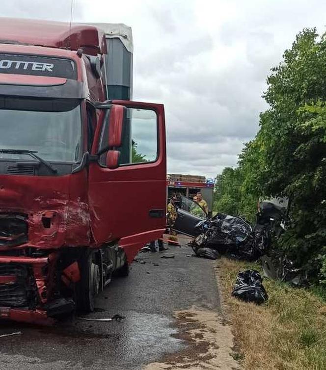 Niepołomice. Ciężarówka staranowała toyotę. 45-latek nie miał żadnych szans, zginął na miejscu. Z osobówki został wrak