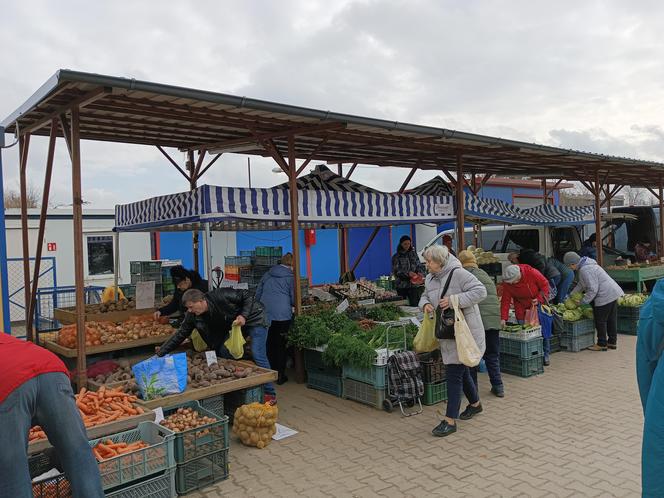 Ceny w markecie a na rynku. Czy jest różnica? Gdzie taniej kupisz warzywa i owoce