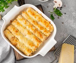 Naleśniki nadziej tym aromatycznym farszem. Prosty przepis na obiad z piekarnika 