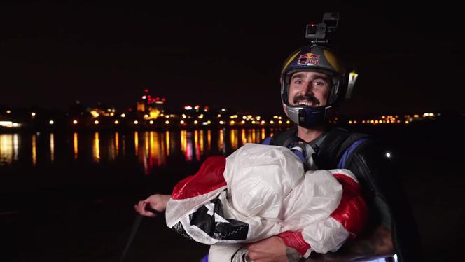 Ludzie-perseidy z Red Bull Skydive Team przelecieli nad Warszawą