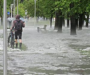 Nawałnica nad Gnieznem. Miasto zalały strumienie wody po ulewie i gradobiciu [ZDJĘCIA].