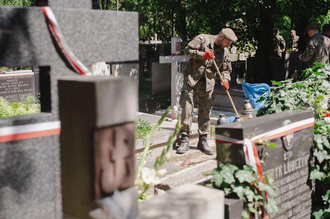   Żołnierze WOT z Braniewa  wzięli udział w ogólnopolskiej akcji  sprzątania mogił Powstańców Warszawskich