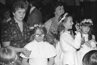 Wianki na głowach i odświętne stroje. Tak kiedyś ubierano dzieci na pierwsze komunie