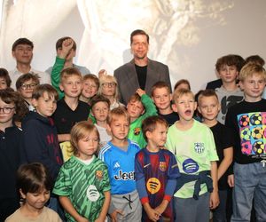 Wojciech Szczęsny z dziećmi na premierze filmu o sobie