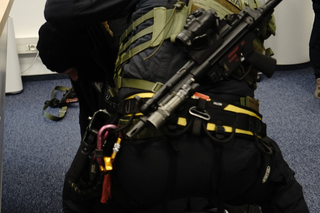 Zamaskowany i uzbrojony napastnik w Pomorskiej Specjalnej Strefie Ekonomicznej. Interweniowali antyterroryści