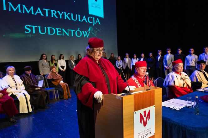 Podczas uroczystej ceremonii inauguracji nowego roku akademickiego 2024/2025 odbyła się tradycyjna immatrykulacja studentów i studentek pierwszego roku.