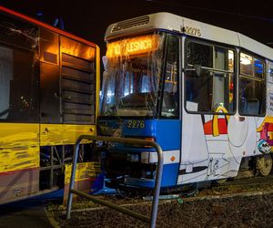 Zderzenie tramwaju z autobusem we Wrocławiu! Cztery osoby poszkodowane [ZDJĘCIA]