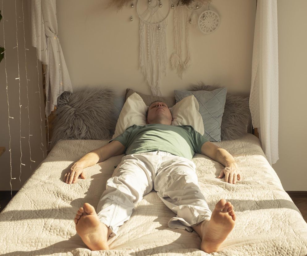 Śpisz w takiej pozycji? Naukowcy potwierdzają: ryzyko Alzheimera rośnie 