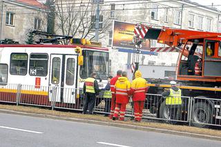 WARSZAWA: Wypadek na OCHOCIE: Karetka wjechała w tramwaj - ZDJĘCIA