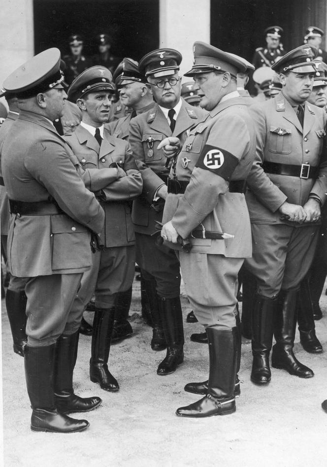 Grupa oficerów w starej Hali Kongresowej. Widoczni m.in.: premier Prus Hermann Goering, minister propagandy Rzeszy Joseph Goebbels, przywódca Niemieckiego Frontu Pracy (DAF) Robert Ley