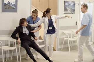 M jak miłość, odcinek 1732: kleryk Piotr (Paweł Janyst), Kasia (Paulina Lasota), Laura (Klaudia Kulinicz)