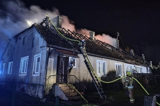 Tragiczny pożar pod Ostródą. Nie żyje jedna osoba. Strażacy apelują: instaluj czujki dymu [ZDJĘCIA]