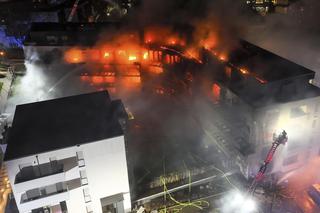Nocny pożar w bloku! Spłonęły prawie wszystkie mieszkania, setka osób bez dachu nad głową