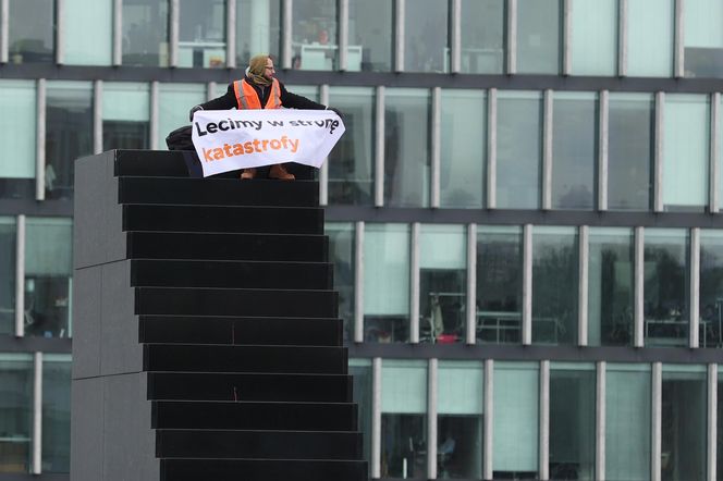 Pomnik smoleński oblany sztuczną krwią