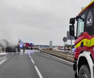 Potężny pożar autobusu na S7 pod Płońskiem. Jechało nim 34 żołnierzy