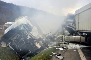 Wypadek w Lipowicy. Strażnicy graniczni z Sanoka wyciągnęli człowieka z płonącej ciężarówki