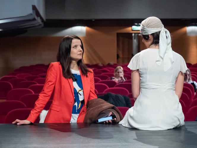 Na Wspólnej odc. 3273. Marta (Joanna Jabłczyńska), aktorka (Sylwia Gola)