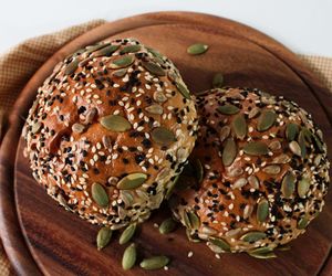 Chrupiące bułki z ziarnami. Sekretem ich smaku jest czas wyrastania