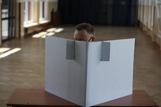 Wybory 2020 Andrzej Duda wraz z elegancką małżonką w komisji wyborczej oddali głosy
