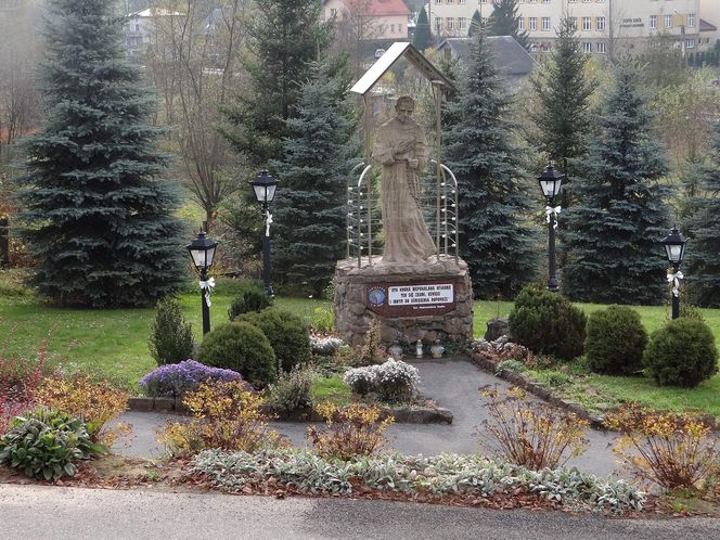 To jedna z najstarszych wsi w Małopolsce. Jest nazywana polskim Lourdes
