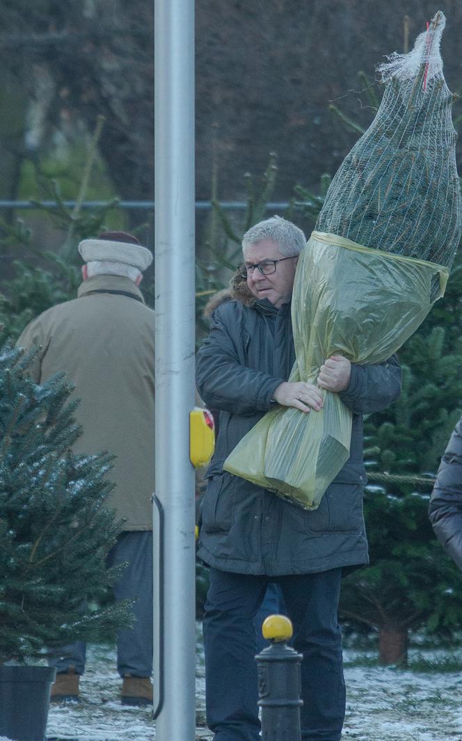 Europoseł PiS Ryszard Czarnecki kupił choinkę w Warszawie