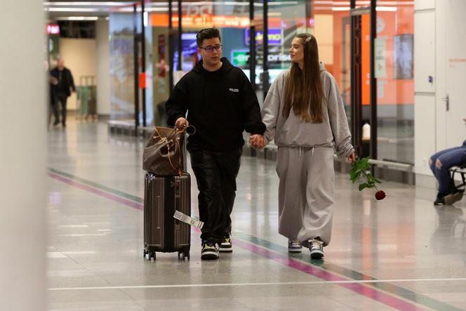 Allan wita dziewczynę na lotnisku