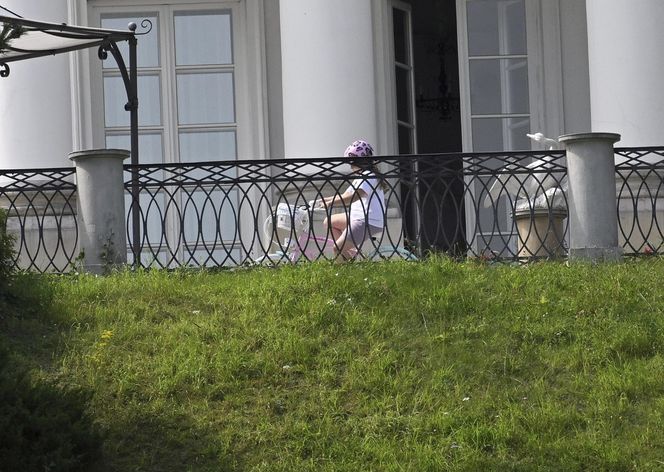 Kasia Nawrocka czuje się już w Belwederze jak u siebie! Przemieszcza się na rowerku!