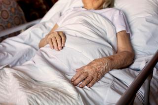 Sosnowica. Staruszka gniła we własnym łóżku. 86-latka nie żyje