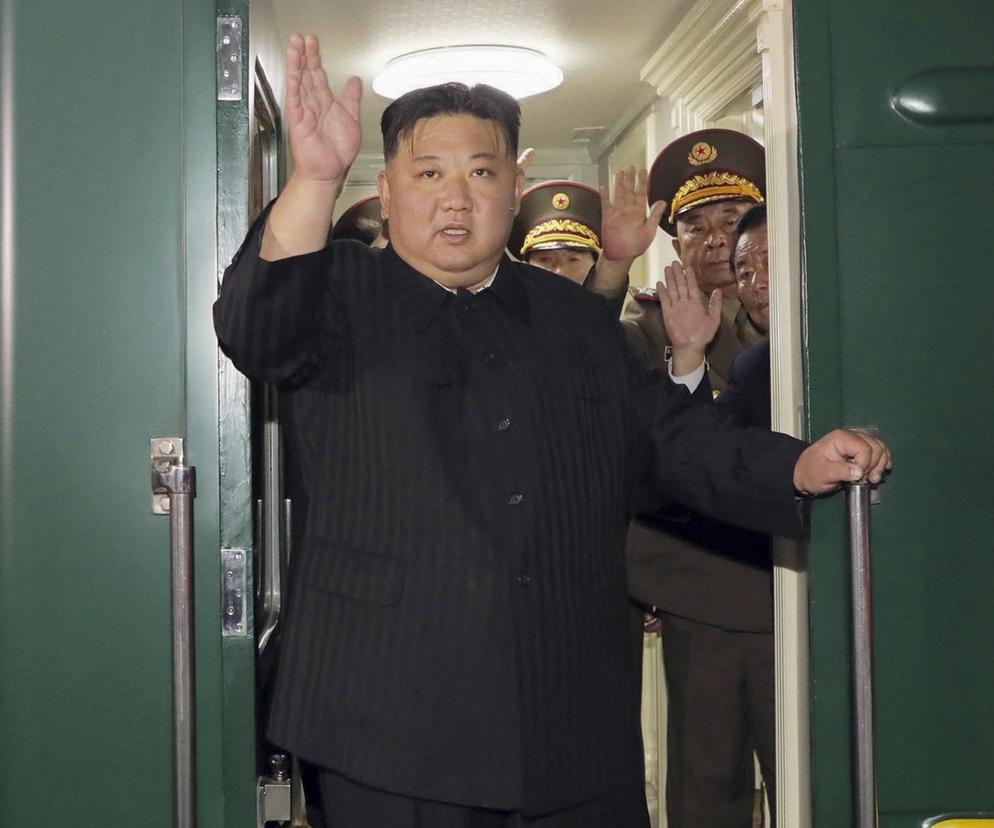 Kim Dzong Un pojechał pancernym pociągiem do Rosji. Jest data spotkania z Putinem!