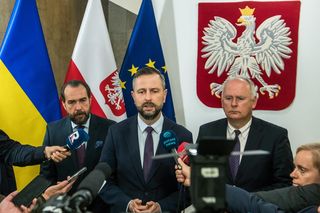 Kto odpowiada za zniszczenia w Wyrykach? Szef MON zabrał głos. Padły mocne słowa