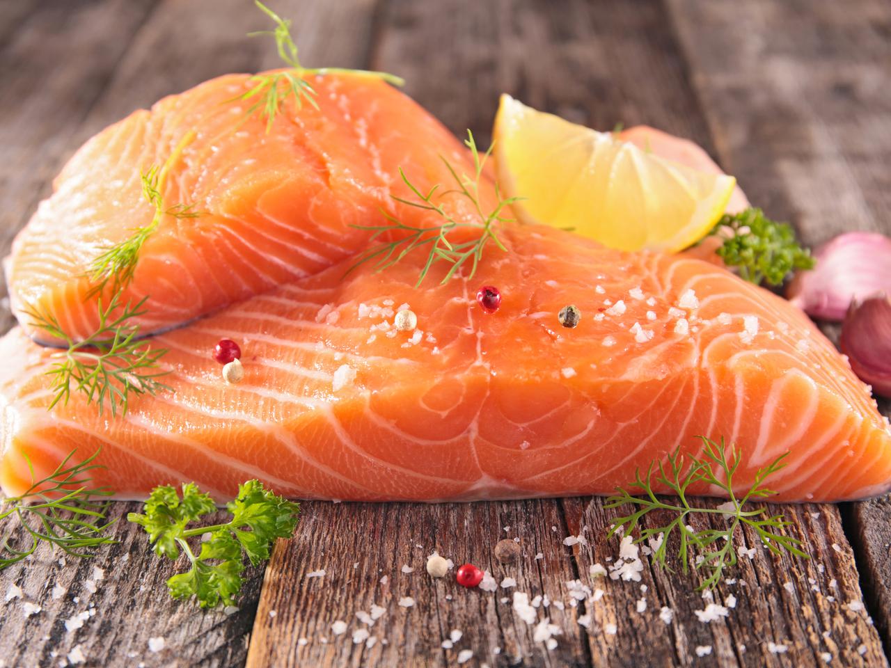  Szaszłyki z łososiem i śliwką: przepis Anny Starmach