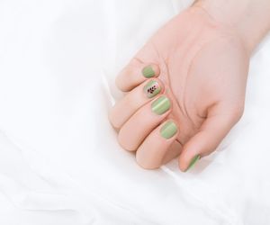 Manicure na wiosnę zachwyca prostotą. Zapomnij o mocnych kolorach i bogatych zdobieniach