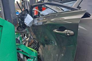 Roztrzaskał auto na stacji benzynowej. Zakleszczonego kierowcę wyciągali strażacy