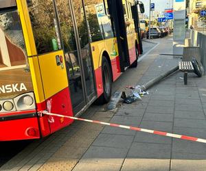 Kierowca autobusu miejskiego gruchnął w latarnię. Ta runęła na kobietę!